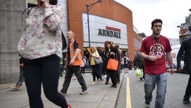 Люди покидают торговый центр Arndale в Манчестере. 23 мая 2017 Люди покидают торговый центр Arndale в Манчестере. 23 мая 2017