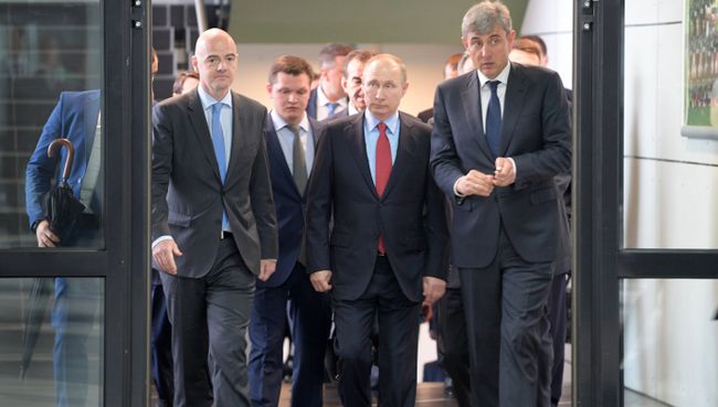 Президент РФ Владимир Путин во время посещения детско-юношеской Академии футбольного клуба Краснодар. 23 мая 2017 Президент РФ Владимир Путин во время посещения детско-юношеской Академии футбольного клуба Краснодар. 23 мая 2017