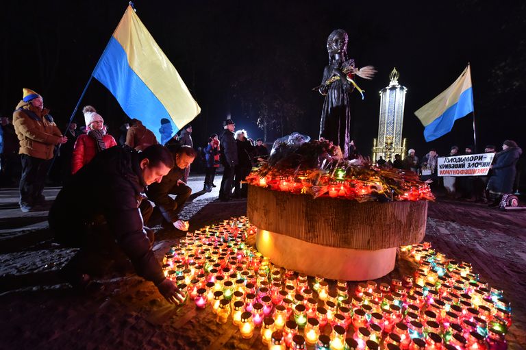 Участники всеукраинской акции Зажги свечу ставят символические лампады к мемориалу памяти жертв голодомора 1932-1933 годов в Киеве Участники всеукраинской акции Зажги свечу ставят символические лампады к мемориалу памяти жертв голодомора 1932-1933 годов в Киеве