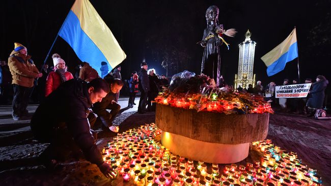 Участники всеукраинской акции Зажги свечу ставят символические лампады к мемориалу памяти жертв голодомора 1932-1933 годов в Киеве Участники всеукраинской акции Зажги свечу ставят символические лампады к мемориалу памяти жертв голодомора 1932-1933 годов в Киеве