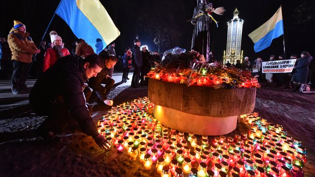 Участники всеукраинской акции Зажги свечу ставят символические лампады к мемориалу памяти жертв голодомора 1932-1933 годов в Киеве Участники всеукраинской акции Зажги свечу ставят символические лампады к мемориалу памяти жертв голодомора 1932-1933 годов в Киеве