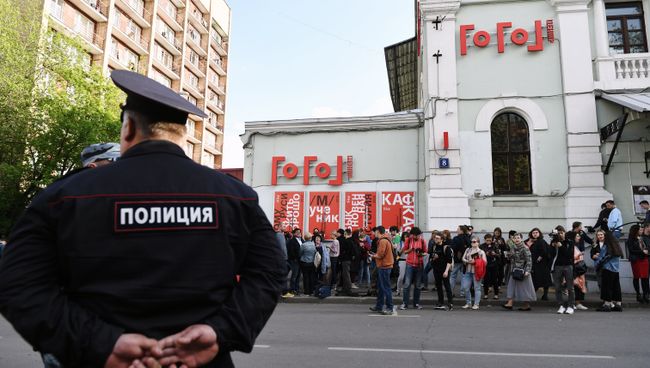 Полиция и прохожие у здания Гоголь-центр в Москве. 23 мая 2017 Полиция и прохожие у здания Гоголь-центр в Москве. 23 мая 2017