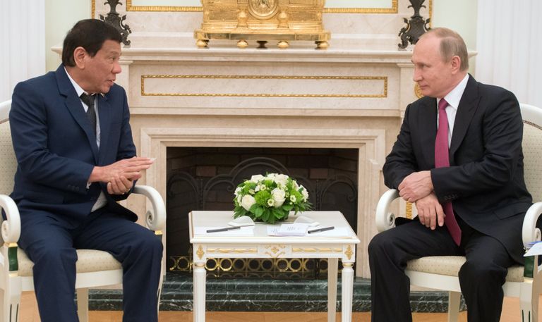 Президент РФ Владимир Путин и президент Филиппин Родриго Дутерте во время встречи. 23 мая 2017 Президент РФ Владимир Путин и президент Филиппин Родриго Дутерте во время встречи. 23 мая 2017