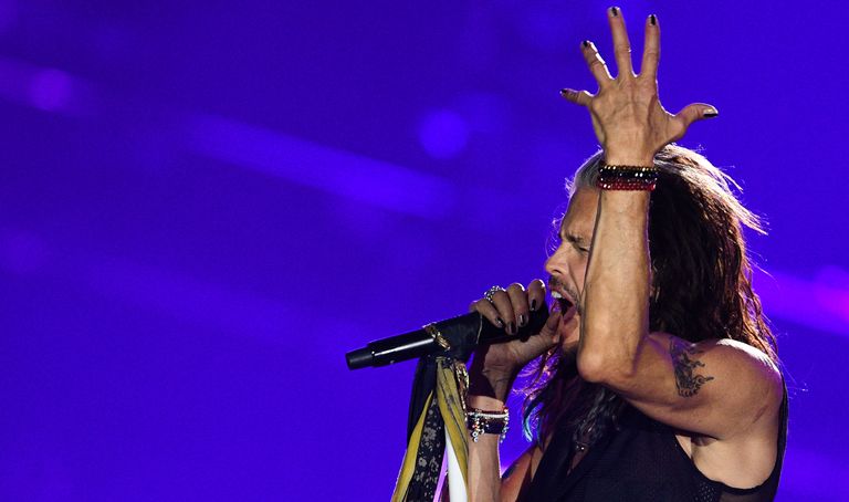 Солист американской группы Aerosmith Стивен Тайлер во время концерта в спорткомплексе Олимпийский в Москве Солист американской группы Aerosmith Стивен Тайлер во время концерта в спорткомплексе Олимпийский в Москве