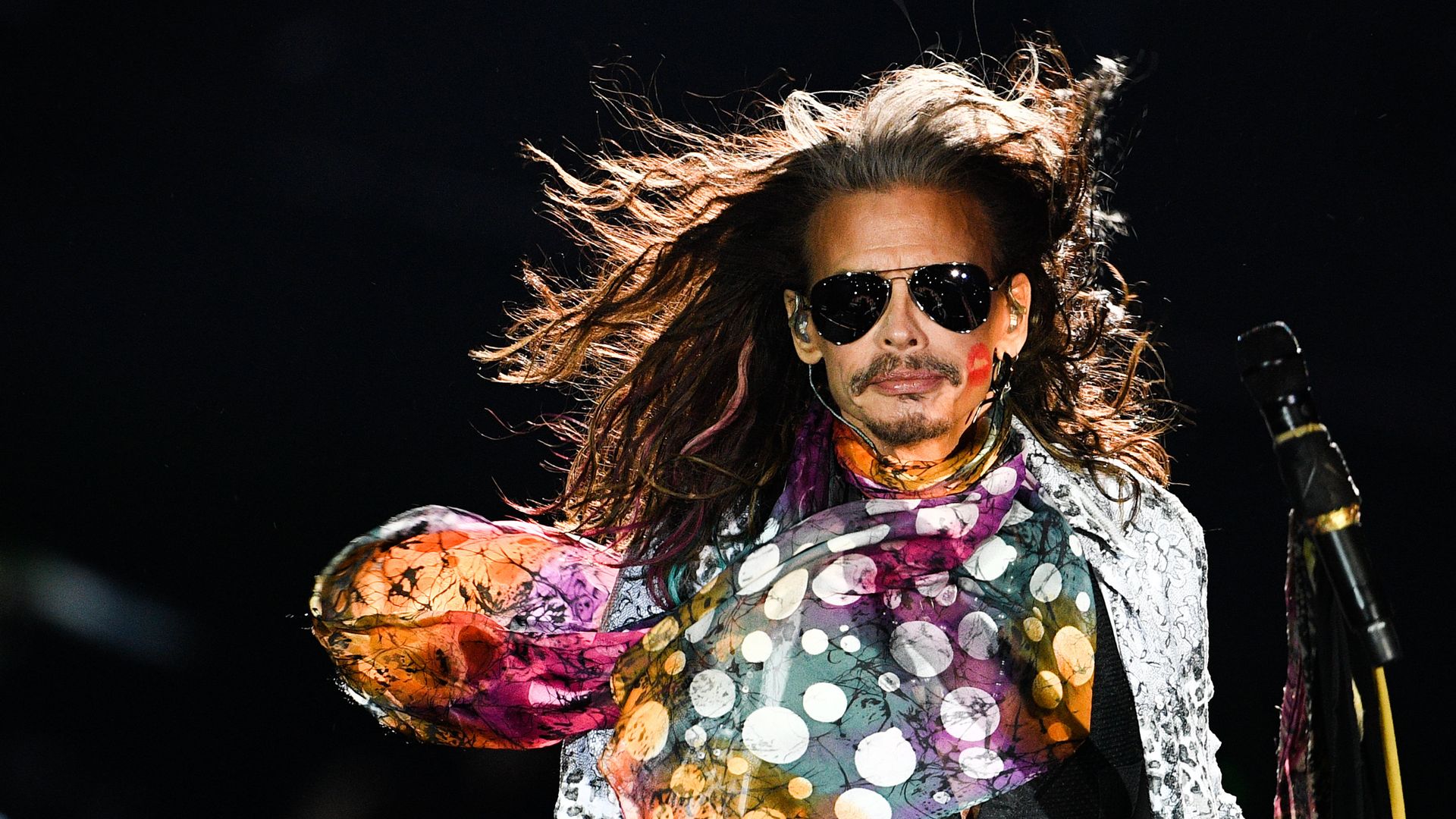 Солист американской группы Aerosmith Стивен Тайлер во время концерта в спорткомплексе Олимпийский в Москве Солист американской группы Aerosmith Стивен Тайлер во время концерта в спорткомплексе Олимпийский в Москве - РИА Новости, 1920, 30.12.2022