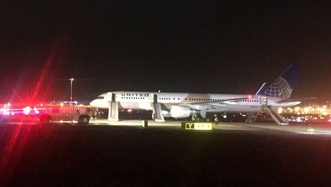 Самолет авиакомпании United Airlines аэропорту Ньюарк Либерти в Нью-Джерси, США. 23 мая 2017 Самолет авиакомпании United Airlines аэропорту Ньюарк Либерти в Нью-Джерси, США. 23 мая 2017