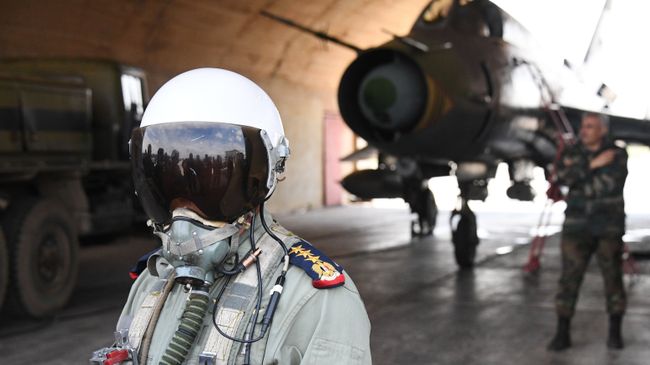 Пилот сирийских военно-воздушных сил на аэродроме Шайрат. Архивное фото Пилот сирийских военно-воздушных сил на аэродроме Шайрат. Архивное фото