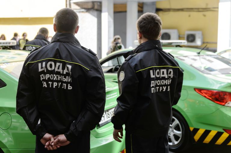 Сотрудники возле автомобилей новой службы ЦОДД Дорожный патруль Сотрудники возле автомобилей новой службы ЦОДД Дорожный патруль