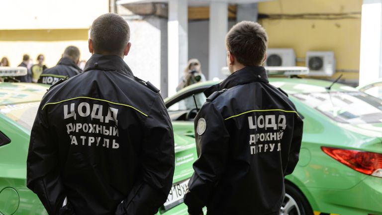 Сотрудники возле автомобилей новой службы ЦОДД Дорожный патруль Сотрудники возле автомобилей новой службы ЦОДД Дорожный патруль