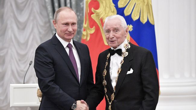 Владимир Путин и балетмейстер Юрий Григорович на церемонии вручения государственных наград. 24 мая 2017 Владимир Путин и балетмейстер Юрий Григорович на церемонии вручения государственных наград. 24 мая 2017
