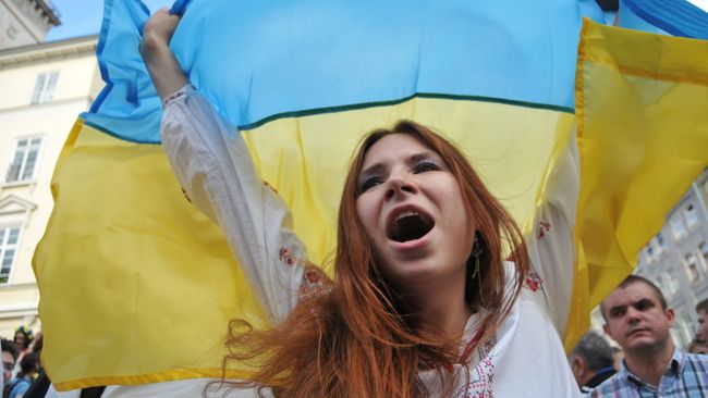 Девушка в вышиванке с флагом Украины Девушка в вышиванке с флагом Украины