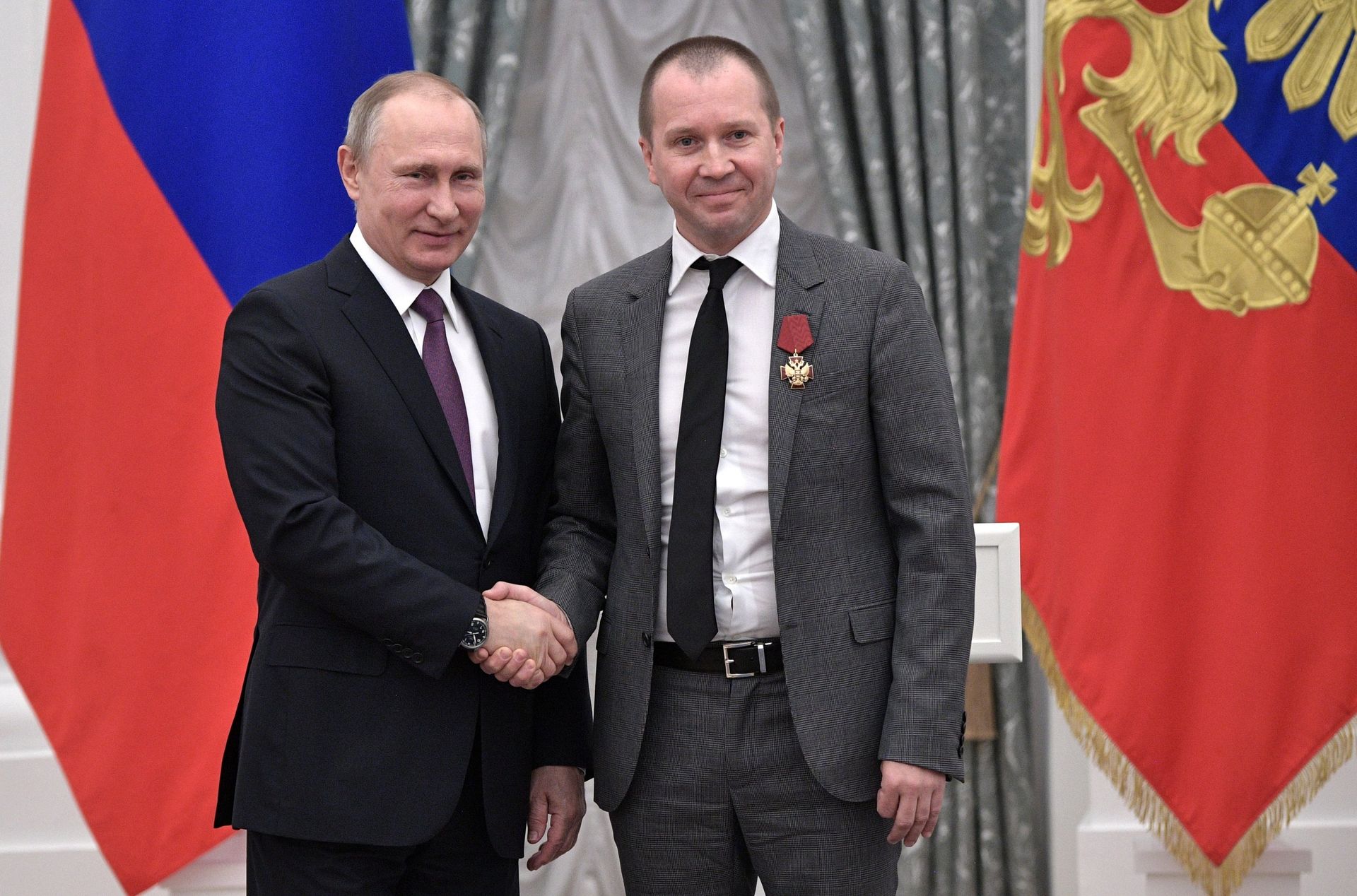 Президент РФ Владимир Путин и художественный руководитель Государственного театра наций Евгений Миронов на церемонии вручения государственных наград. Президент РФ Владимир Путин и художественный руководитель Государственного театра наций Евгений Миронов на церемонии вручения государственных наград. - РИА Новости, 1920, 17.07.2026