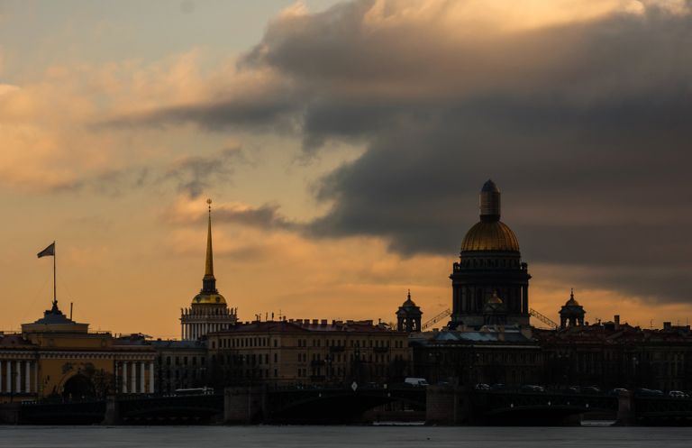 Вид на Исааккиевский собор с пляжа Петропавловской крепости в Санкт-Петербурге