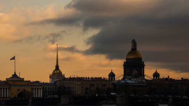 Вид на Исааккиевский собор с пляжа Петропавловской крепости в Санкт-Петербурге. Архивное фото