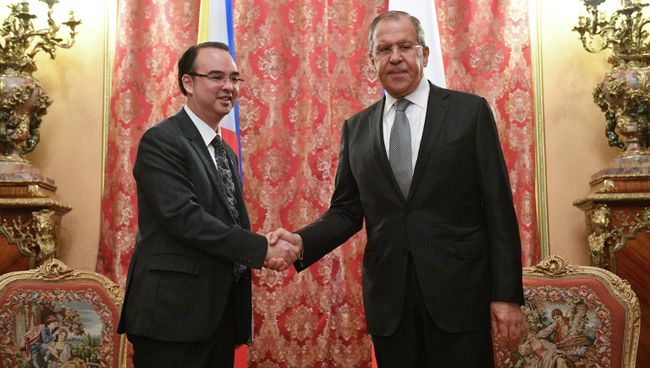 Министр иностранных дел РФ Сергей Лавров и министр иностранных дел Филиппин Алан Питер Кайетано во время встречи в Москве. 25 мая 2017