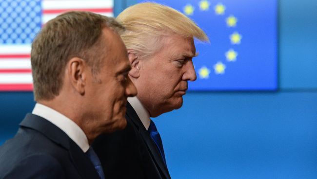 Президент США Дональд Трамп и председатель Европейского совета Дональд Туск перед началом встречи в Брюсселе. 25 мая 2017 Президент США Дональд Трамп и председатель Европейского совета Дональд Туск перед началом встречи в Брюсселе. 25 мая 2017
