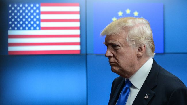 Президент США Дональд Трамп перед началом встречи в Брюсселе с лидерами Европейского совета, 25 мая 2017 Президент США Дональд Трамп перед началом встречи в Брюсселе с лидерами Европейского совета, 25 мая 2017
