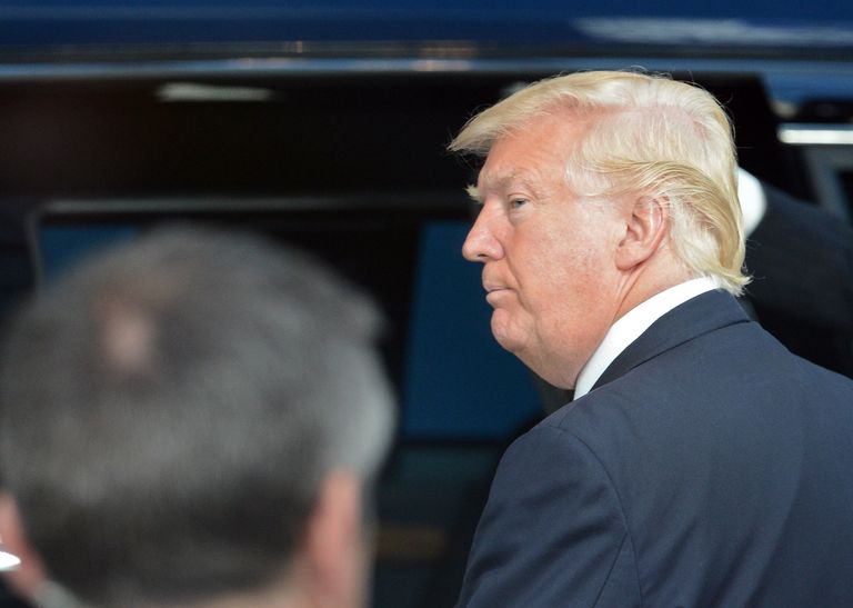 Президент США Дональд Трамп перед началом встречи в Брюсселе с лидерами Европейского совета. 25 мая 2017