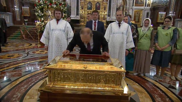Путин приложился к мощам Николая Чудотворца в храме Христа Спасителя