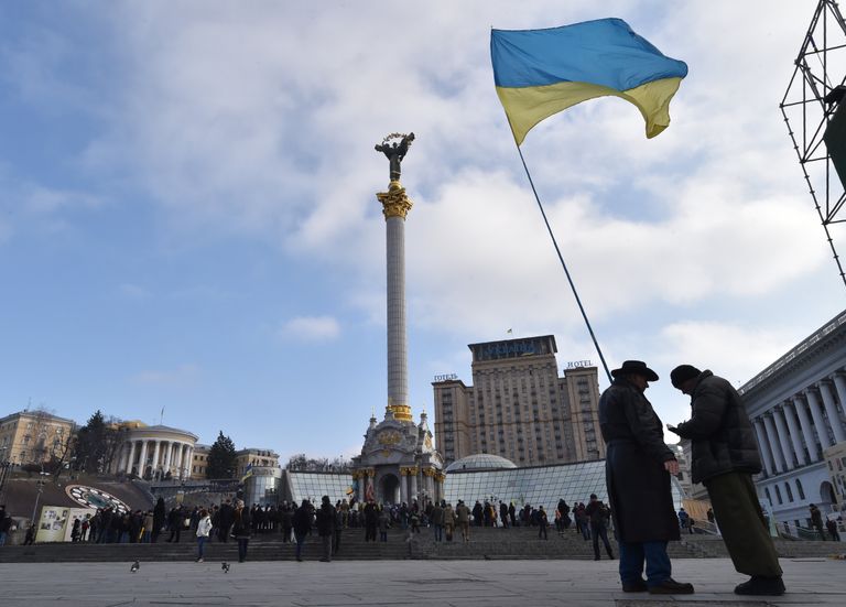 Активисты с украинским флагом на Майдане Незалежности в Киеве