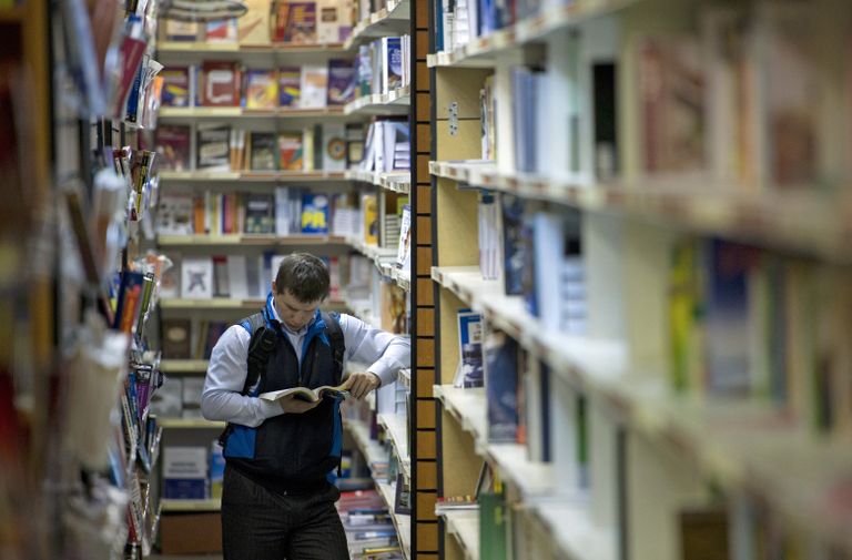 Покупатель в книжном магазине Покупатель в книжном магазине