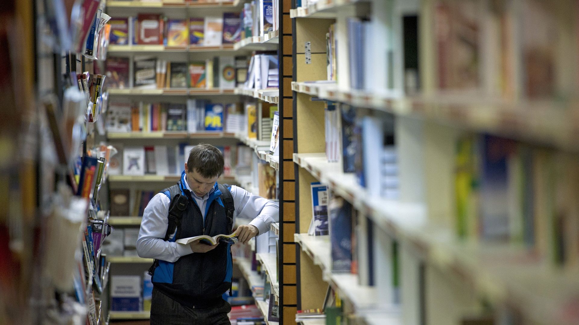 Покупатель в книжном магазине Покупатель в книжном магазине - РИА Новости, 1920, 19.02.2026