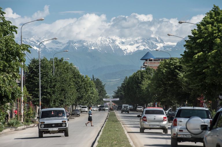 Вид на одну из городских улиц в Цхинвале