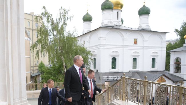 Президент РФ В. Путин посетил московский Сретенский монастырь
