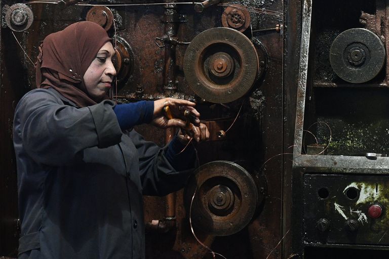 Женщина в цехе государственного завода по изготовлению электрических кабелей в южном пригороде Дамаска Женщина в цехе государственного завода по изготовлению электрических кабелей в южном пригороде Дамаска