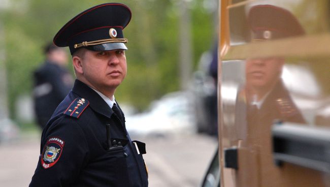 Сотрудник полиции у жилого дома, где сотрудники ФСБ РФ задержали членов террористической группы, входящей в запрещенную в России организацию Исламское государство Сотрудник полиции у жилого дома, где сотрудники ФСБ РФ задержали членов террористической группы, входящей в запрещенную в России организацию Исламское государство
