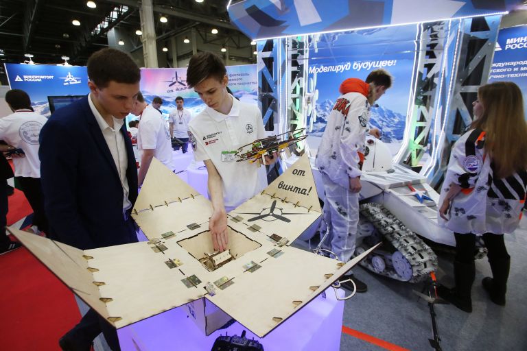 Конструктор программируемого квадрокоптера Клевер 2.0 на X международной выставке вертолетной индустрии HeliRussia в Международном выставочном центре Крокус Экспо в Москве Конструктор программируемого квадрокоптера Клевер 2.0 на X международной выставке вертолетной индустрии HeliRussia в Международном выставочном центре Крокус Экспо в Москве