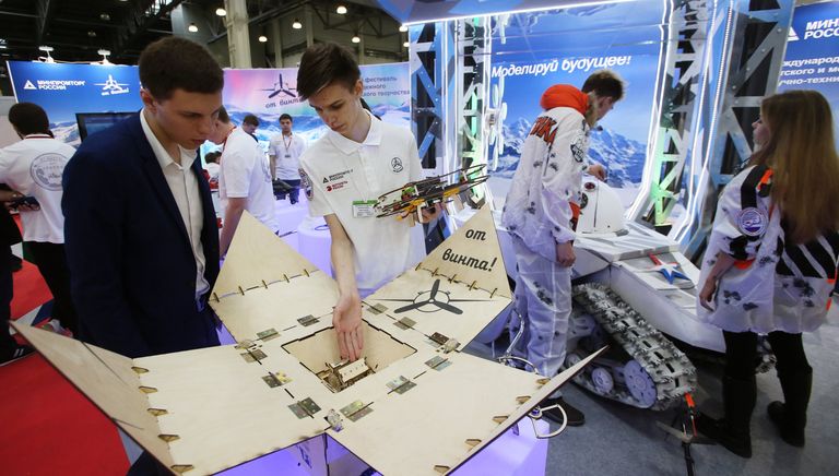 Конструктор программируемого квадрокоптера Клевер 2.0 на X международной выставке вертолетной индустрии HeliRussia в Международном выставочном центре Крокус Экспо в Москве Конструктор программируемого квадрокоптера Клевер 2.0 на X международной выставке вертолетной индустрии HeliRussia в Международном выставочном центре Крокус Экспо в Москве