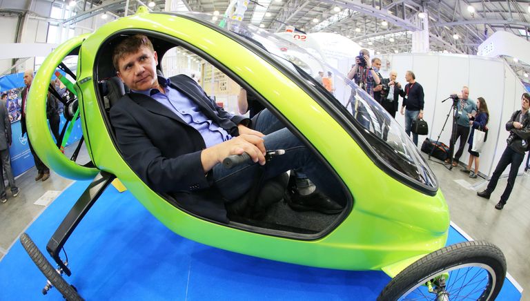 Авиатор и путешественник Александр Бегак демонстрирует своё изобретение Гринфлай на X международной выставке вертолетной индустрии HeliRussia в Международном выставочном центре Крокус Экспо в Москве Авиатор и путешественник Александр Бегак демонстрирует своё изобретение Гринфлай на X международной выставке вертолетной индустрии HeliRussia в Международном выставочном центре Крокус Экспо в Москве