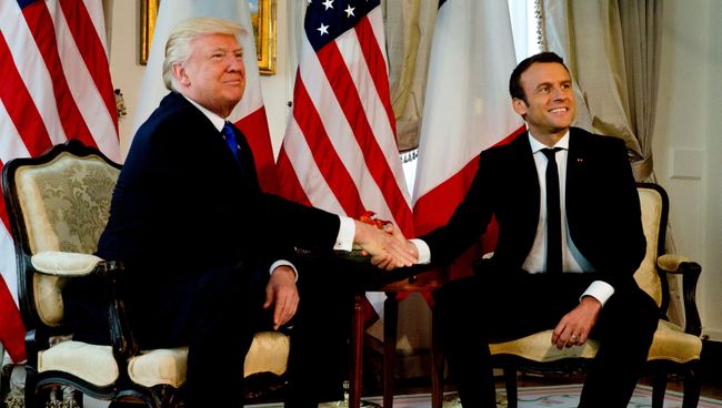Президент США Дональд Трамп и президент Франции Эммануэль Макрон в Брюсселе, Бельгия. 25 мая 2017 Президент США Дональд Трамп и президент Франции Эммануэль Макрон в Брюсселе, Бельгия. 25 мая 2017