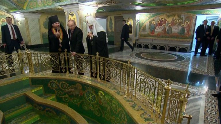 Путин в сопровождении патриарха Кирилла осмотрел новый храм Сретенского монастыря