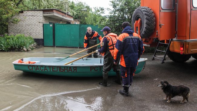 Дом в селе Левокумка, подтопленном в результате сильного поднятия воды в реке Кума Дом в селе Левокумка, подтопленном в результате сильного поднятия воды в реке Кума