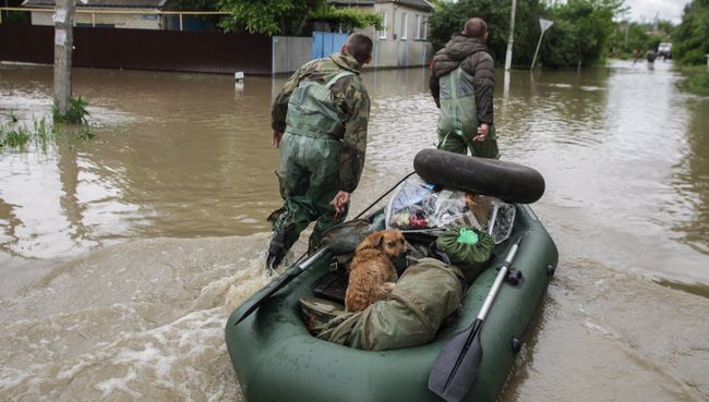 Местные жители в селе Левокумка, подтопленном в результате сильного поднятия воды в реке Кума Местные жители в селе Левокумка, подтопленном в результате сильного поднятия воды в реке Кума