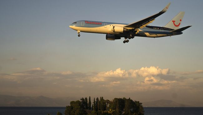 Самолет Boeing 767-300 авиакомпании Thomson Airways. Архивное фото Самолет Boeing 767-300 авиакомпании Thomson Airways. Архивное фото