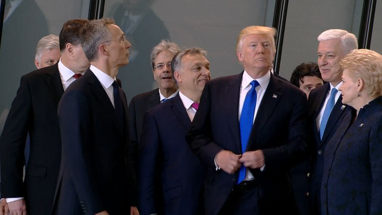 Трамп оттолкнул премьера Черногории на экскурсии по штаб-квартире НАТО