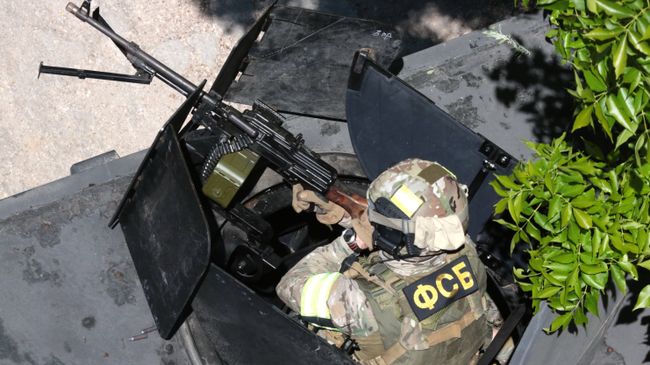 Сотрудники подразделения спецназначения ФСБ России во время учений по освобождению заложников, захваченных группой условных террористов. Архивное фото Сотрудники подразделения спецназначения ФСБ России во время учений по освобождению заложников, захваченных группой условных террористов. Архивное фото