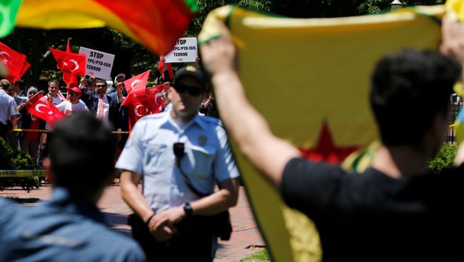 Группа про-эрдоганских демонстрантов выкрикивает лозунги группе анти-эрдоганских курдов в США Группа про-эрдоганских демонстрантов выкрикивает лозунги группе анти-эрдоганских курдов в США