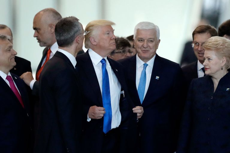 Президент США Дональд Трамп и премьер-министр Черногории Душко Маркович на саммите НАТО в Брюсселе Президент США Дональд Трамп и премьер-министр Черногории Душко Маркович на саммите НАТО в Брюсселе