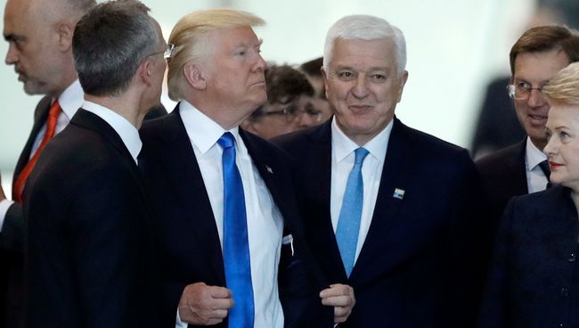 Президент США Дональд Трамп и премьер-министр Черногории Душко Маркович на саммите НАТО в Брюсселе Президент США Дональд Трамп и премьер-министр Черногории Душко Маркович на саммите НАТО в Брюсселе