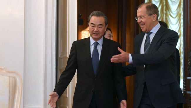 Министр иностранных дел РФ Сергей Лавров и министр иностранных дел Китая Ван И во время встречи в Москве. 26 мая 2017 Министр иностранных дел РФ Сергей Лавров и министр иностранных дел Китая Ван И во время встречи в Москве. 26 мая 2017