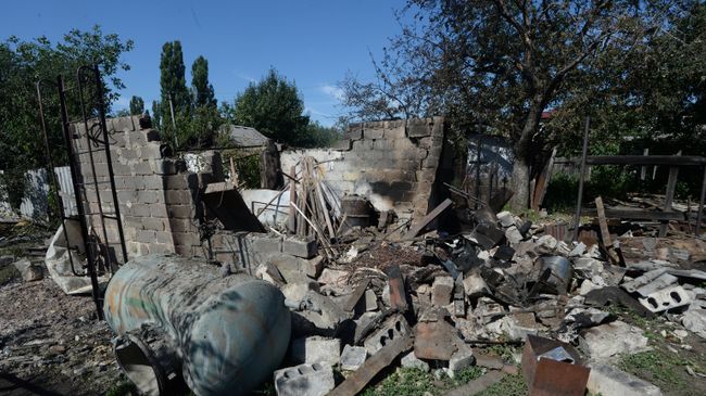 Поселок Красногоровка под Донецком после артиллерийского обстрела украинскими силовиками. Архивное фото Поселок Красногоровка под Донецком после артиллерийского обстрела украинскими силовиками. Архивное фото