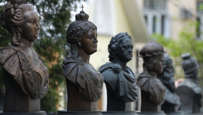 Монумент Анны Иоанновной на открытии Аллеи Правителей в Москве. Архивное фото Монумент Анны Иоанновной на открытии Аллеи Правителей в Москве. Архивное фото