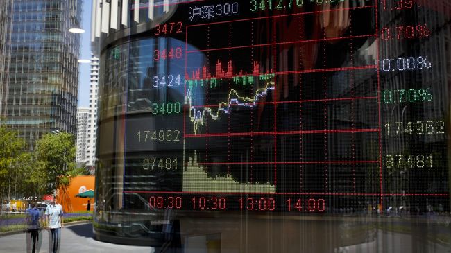 Биржевые графики отражаются в стекле брокерской фирмы в Пекине Биржевые графики отражаются в стекле брокерской фирмы в Пекине