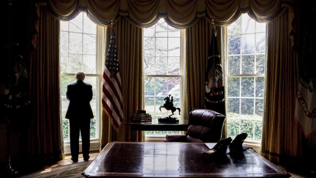 Президент США Дональд Трамп в Овальном кабинете Белого дома. Архивное фото