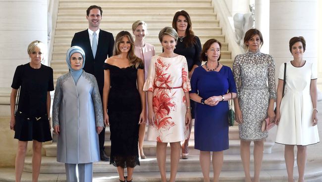 Групповая фотография жен глав стран-участниц саммита НАТО в Брюсселе Групповая фотография жен глав стран-участниц саммита НАТО в Брюсселе