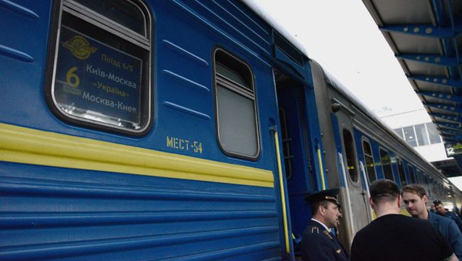 Поезд Киев-Москва на перроне Центрального железнодорожного вокзала в Киеве. Архивное фото Поезд Киев-Москва на перроне Центрального железнодорожного вокзала в Киеве. Архивное фото